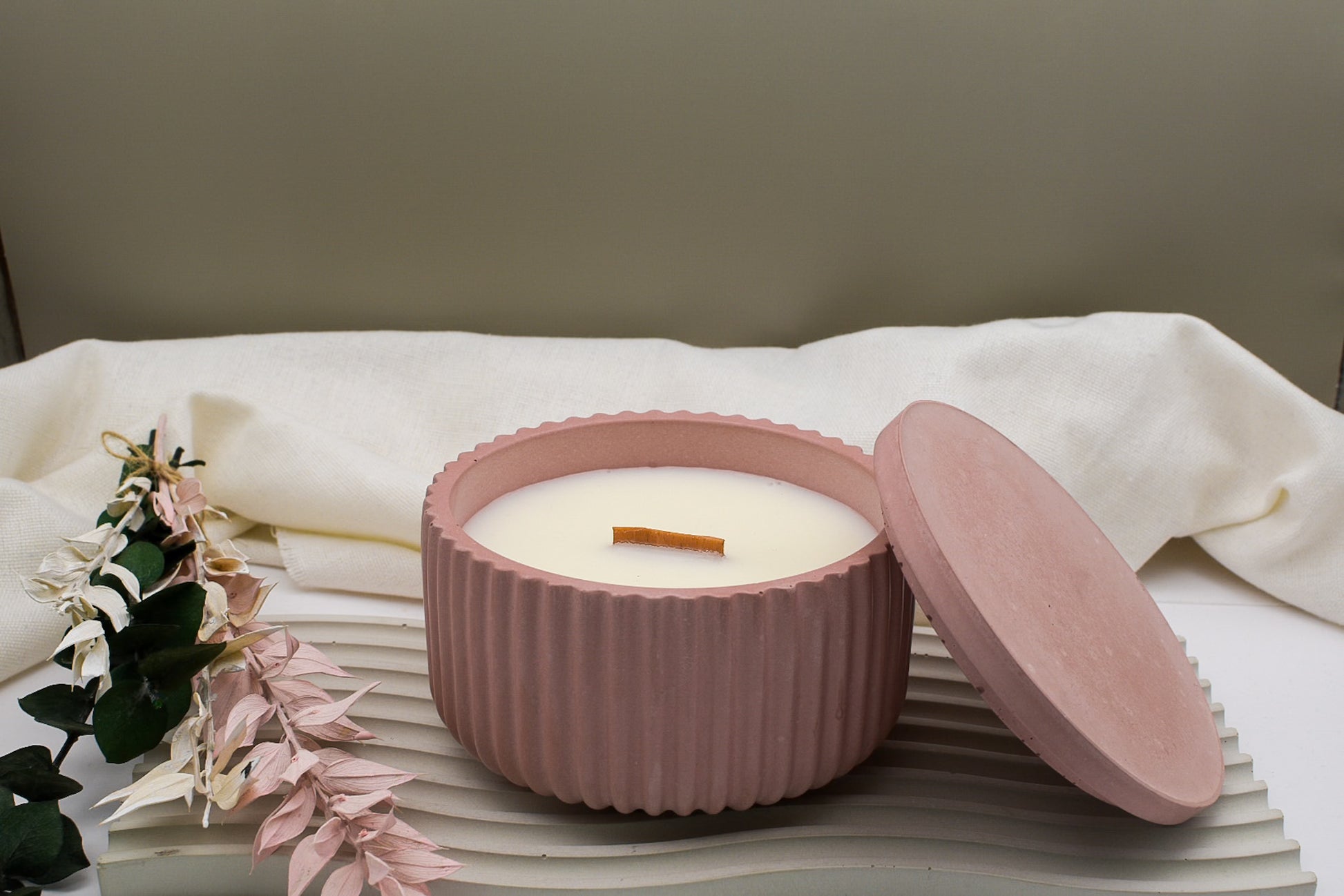 Kerze in Betonschale aus veganem Wachs und einem Knisterdocht aus Holz