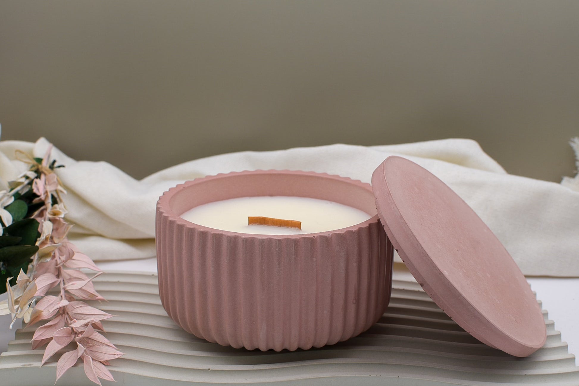 Deko für Weihnachten, Betonkerze in zartem rosé mit veganem Wachs und Holzdocht, geöffnet mit Deckel dazu