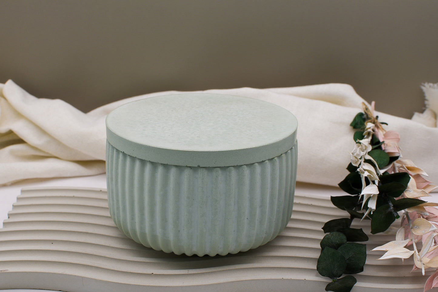 Betonkerze mit Deckel, Kerze als Deko aus Beton, gefüllt mit veganem Wachs