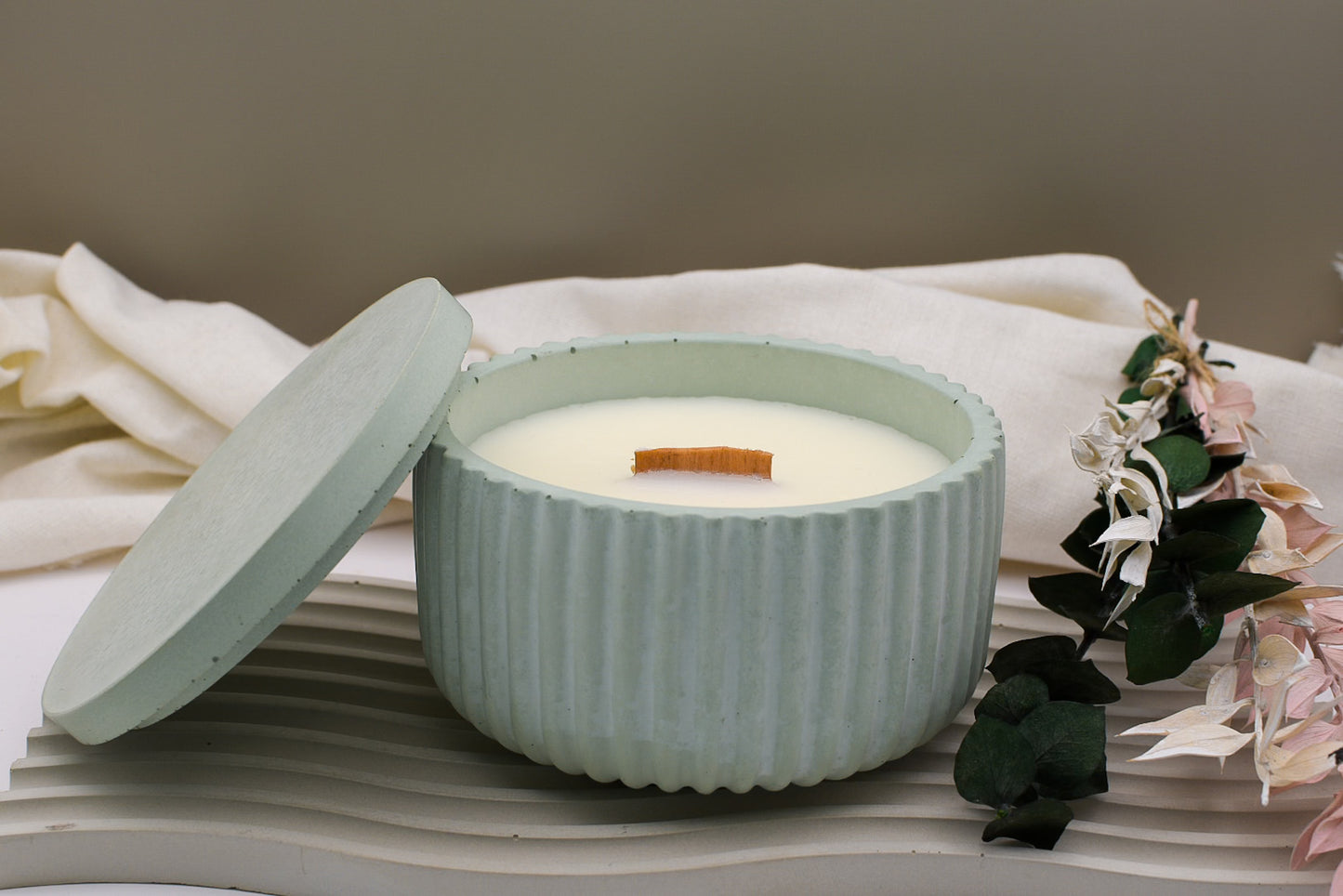 Betondekoration, Betonkerze mit Deckel aus Sojawachs mit Holzdocht, vegane Kerze in Mintgrün, Einzelstück