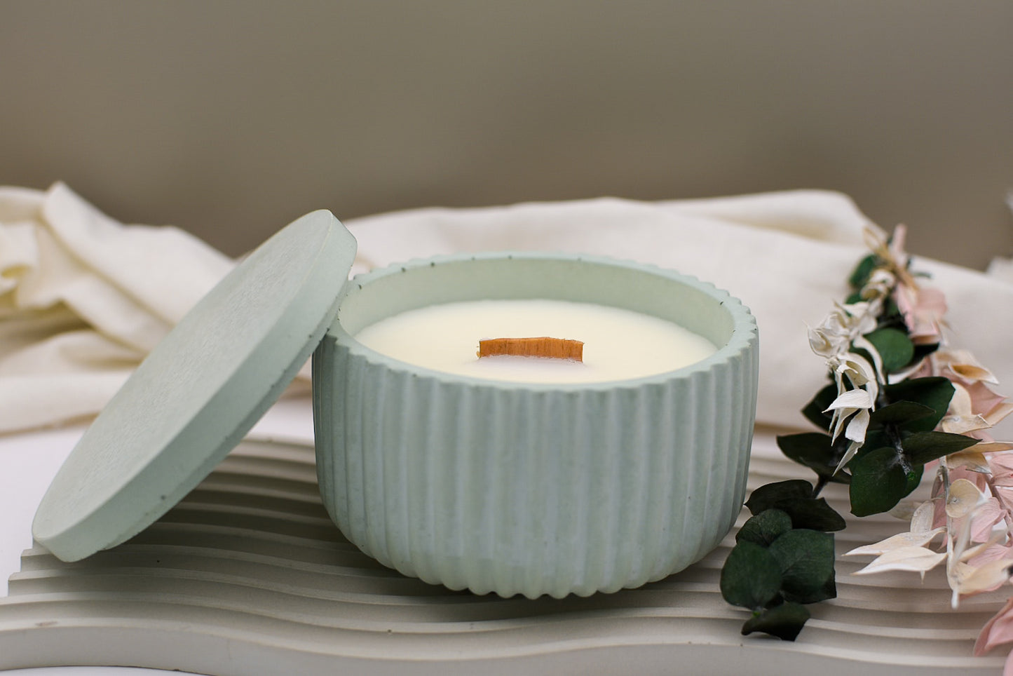 vegane Kerze in Betonschale mit Deckel, geöffnet, mit Holzdocht und Sojawachs