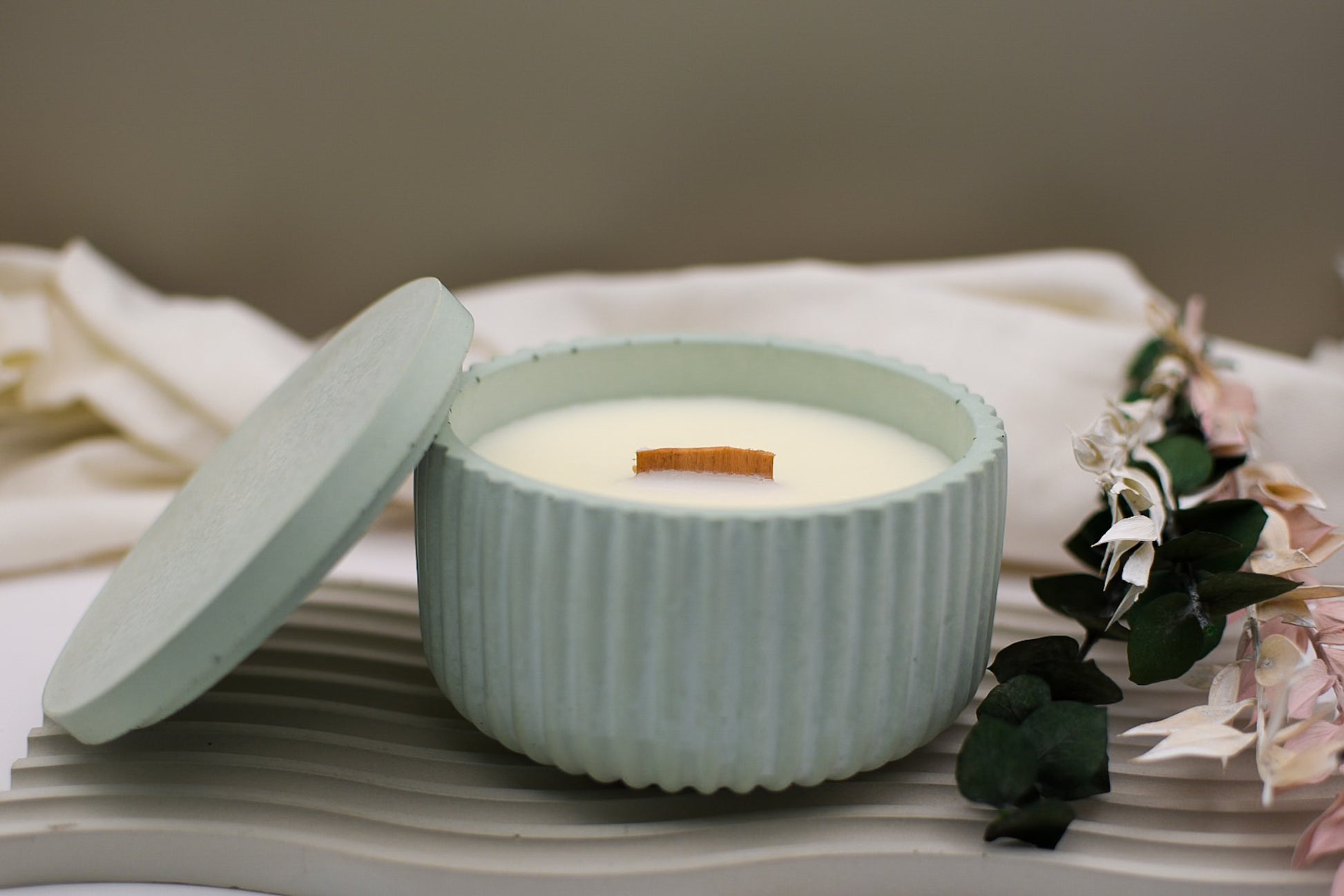 Kerze in Betonschale als Nahaufnahme, Deko aus Beton als Weihnachtsgeschenk oder Weihnachtsdeko