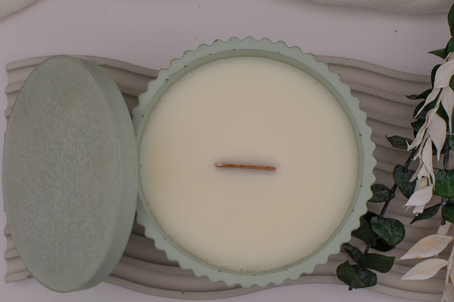 Ansicht von oben, Kerze in Betonschale aus veganem Wachs, Beton und einem Holzdocht, rund, gerillt