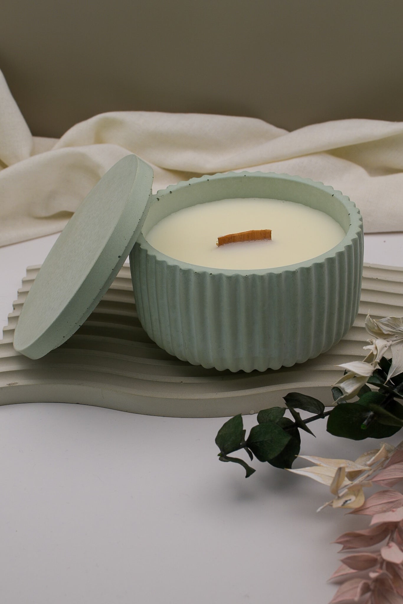 Kerze auf Betontablett, minimalistische Deko, Einzelstück, Deko aus Beton in grün