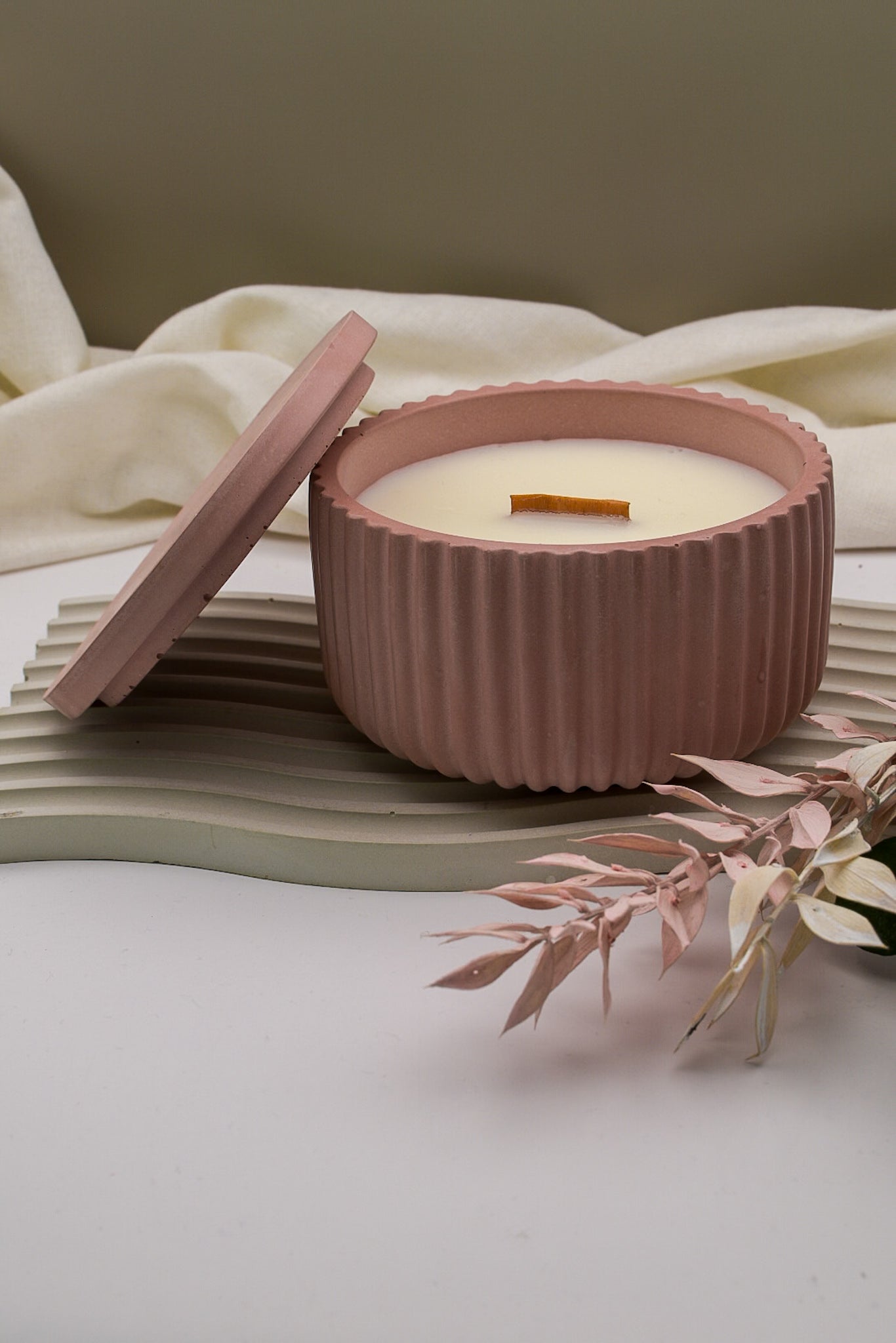 Betonkerze mit Deckel, gefüllt mit Sojawachs und einem Knisterdocht wie ein kleines, leises Kaminfeuer
