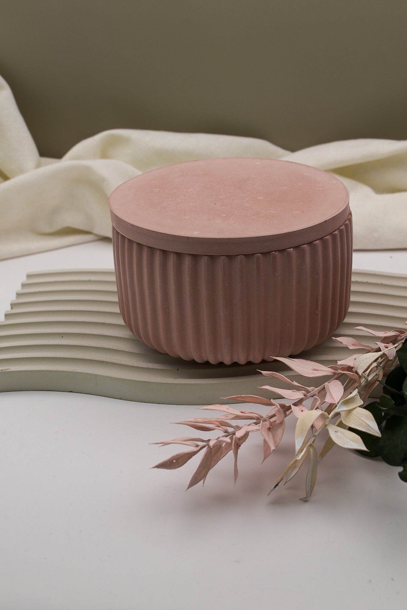 handgemachte vegane Kerze in Betonschale mit Deckel, Deko für Weihnachten in einem warmen rosé