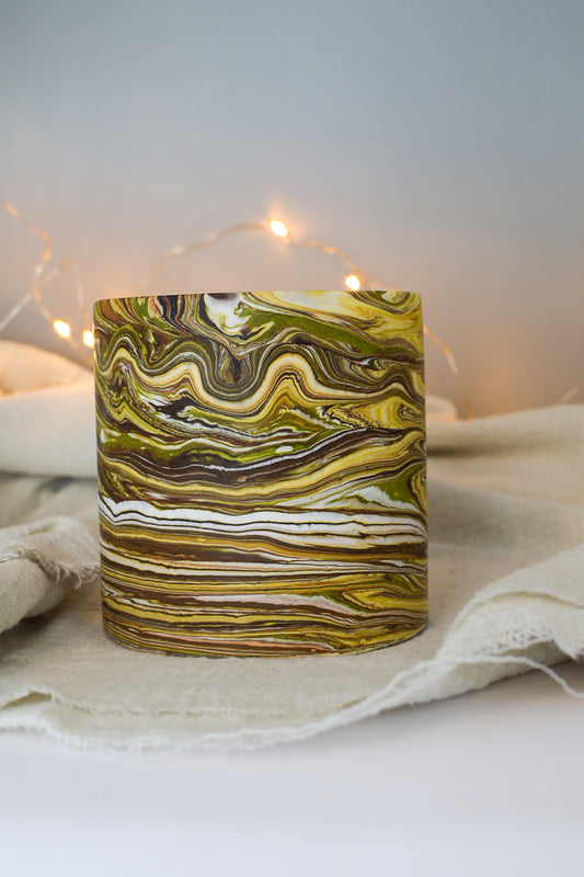 Jesmonite Dose in grüner Marmorierung auf weißem Hintergrund – moderne Aufbewahrung