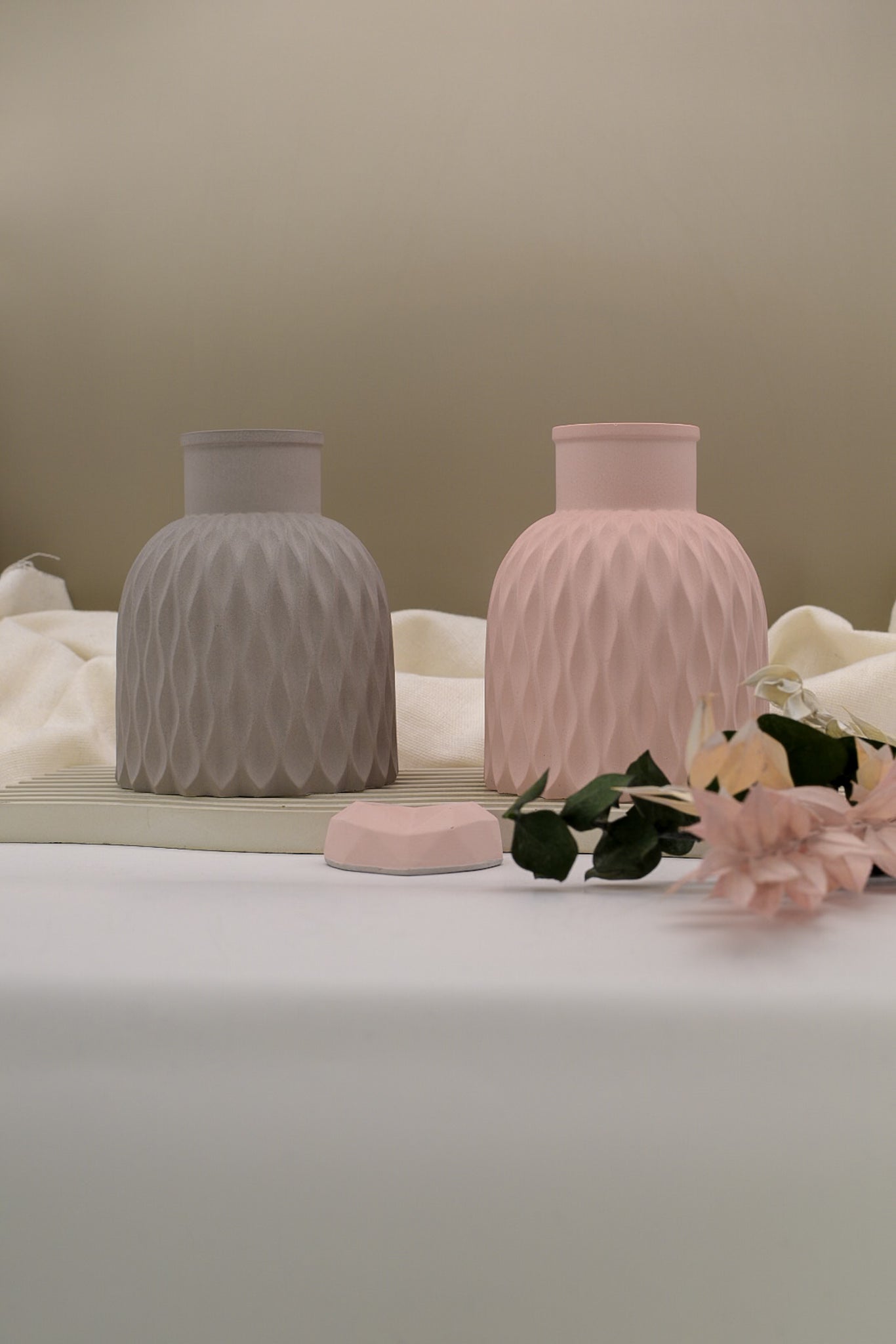 Vase aus Raysin für Trockenblumen in 2 Farben erhältlich