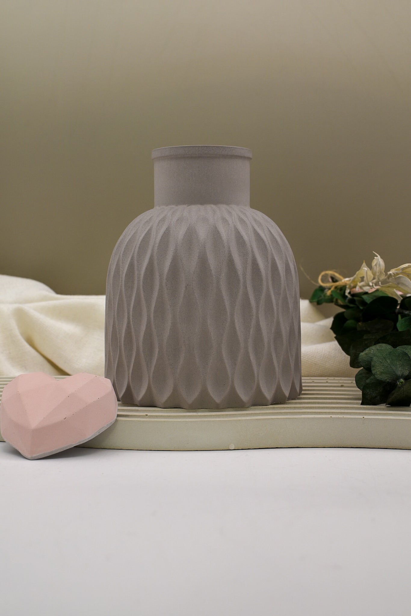 Vase aus Raysin für Trockenblumen in 2 Farben erhältlich