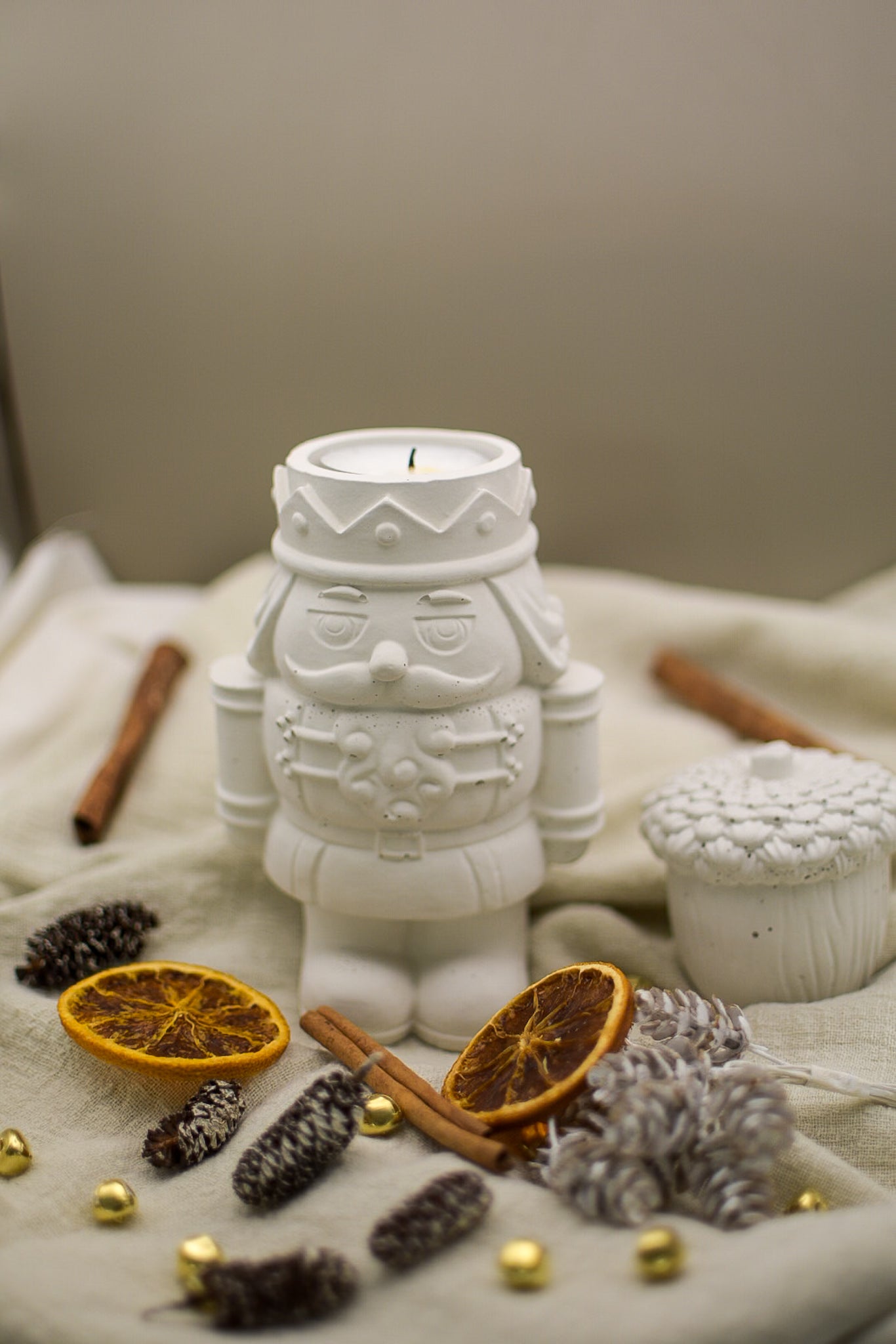 Teelichthalter aus Beton als Nussknacker