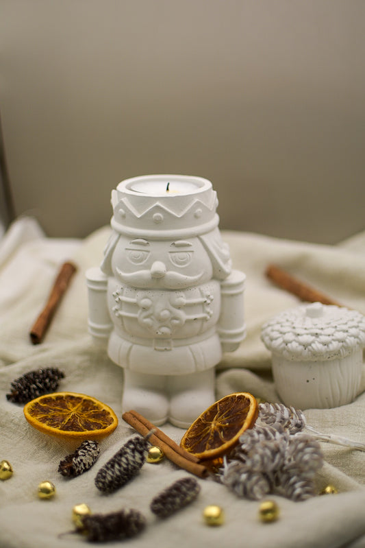 Teelichthalter aus Beton als Nussknacker