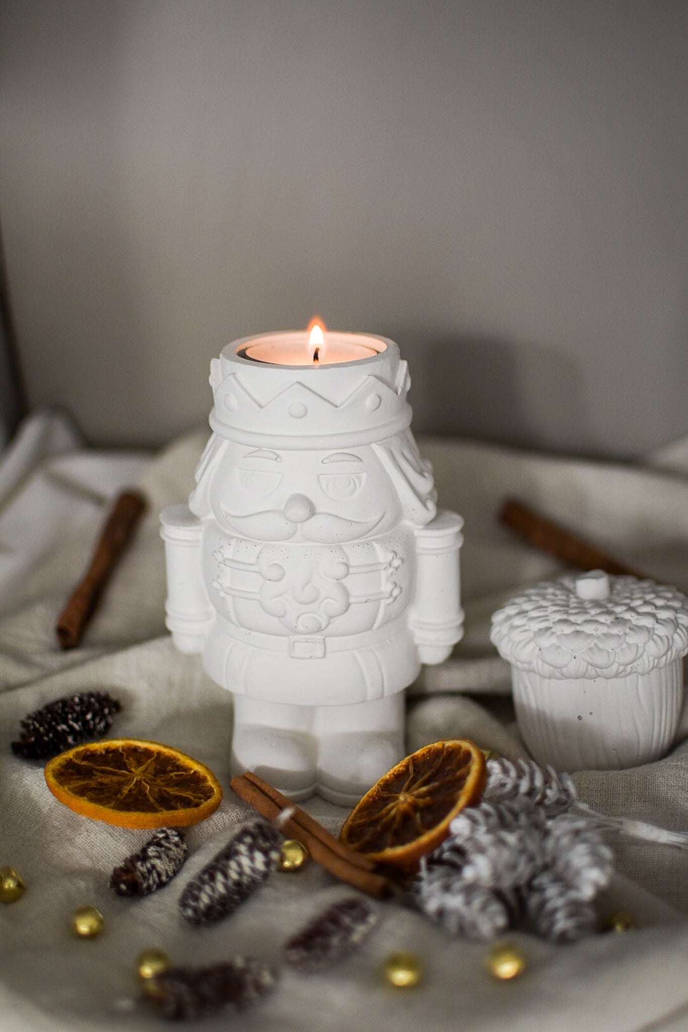 Teelichthalter mit brennender Kerze als Nussknacker aus Beton