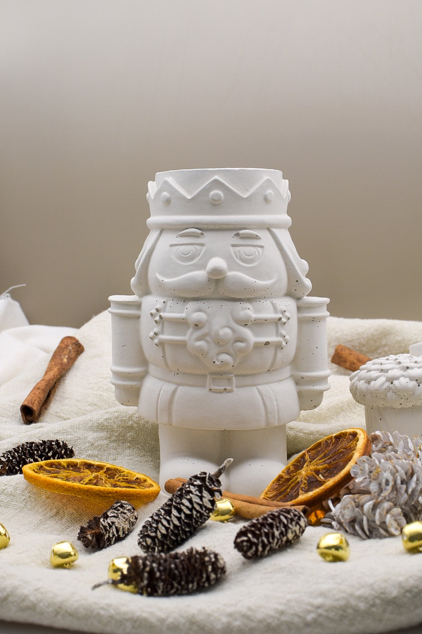 Nussknacker aus Beton als Teelichthalter