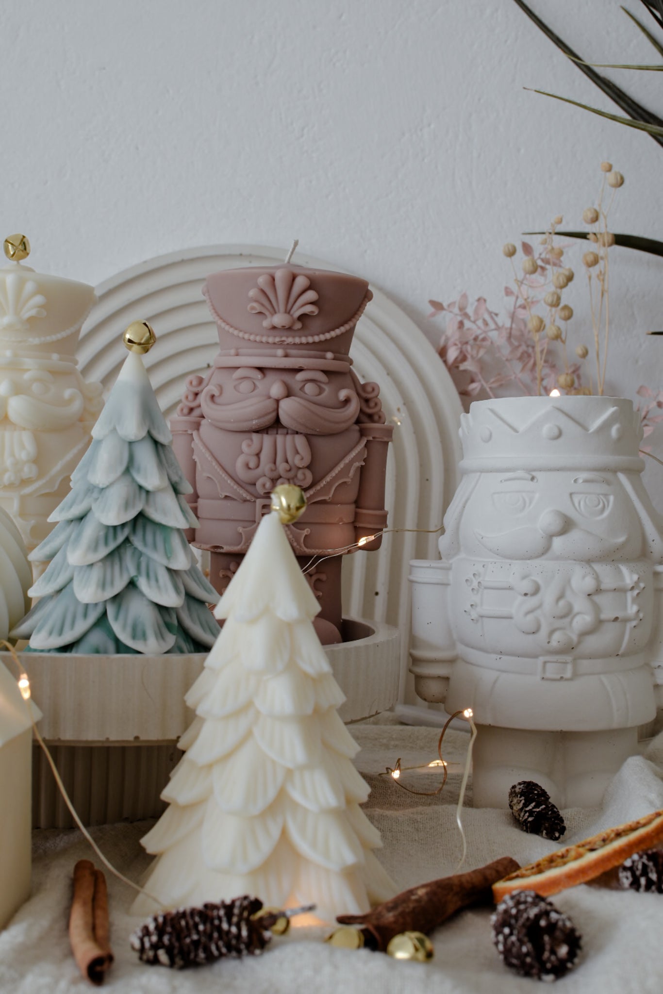 Weihnachtsdekoration skandinavisch, Kerzen aus Olivenwachs in Weihnachtsbaum form