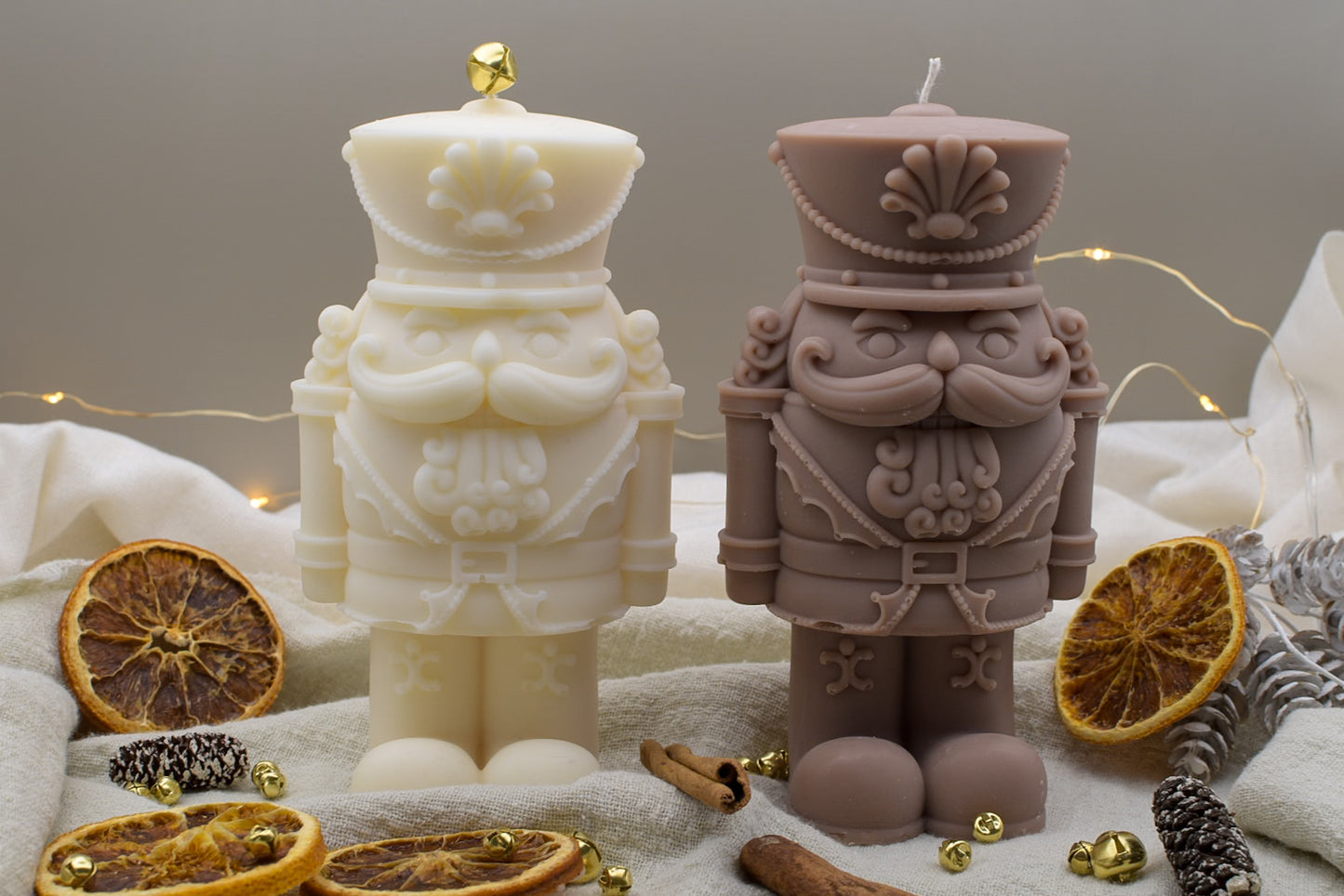 weihnachtliche Kerze aus Olivenwachs als Nussknacker