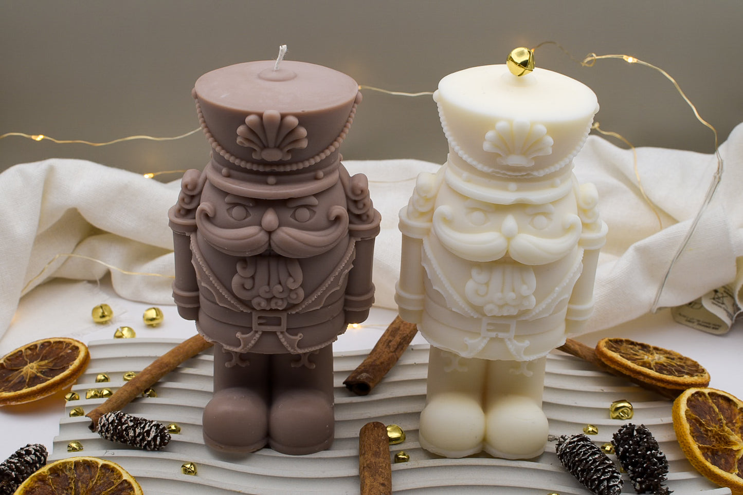 Handgegossene Nussknacker Kerze in cremeweiß oder braun