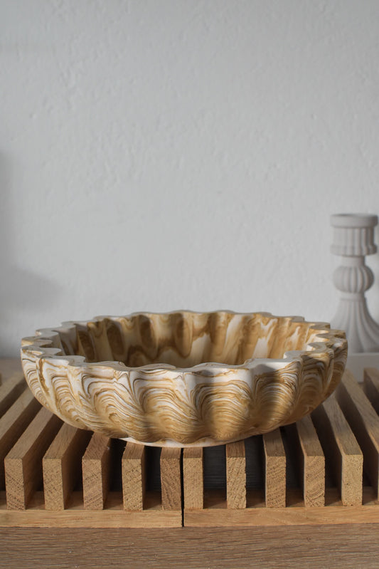 Wavy Schale aus Jesmonite Größe S mit welligem Rand als Kerzenteller