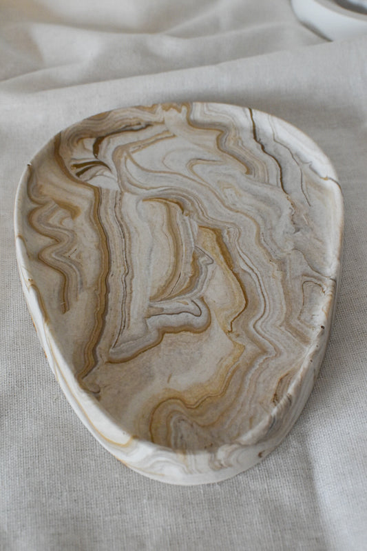 Jesmonite Tablett M als Kerzenteller für mehrere Kerzen