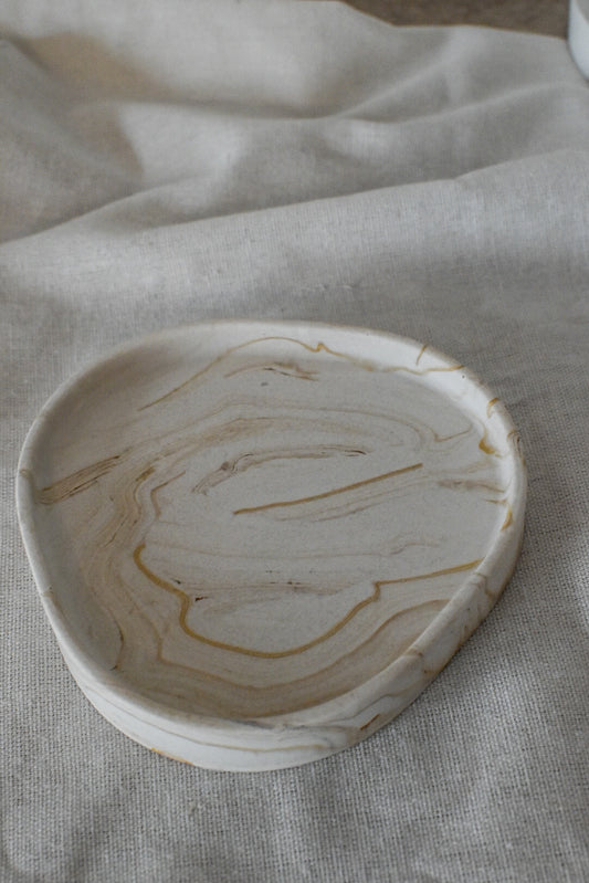 Dreieckiges Jesmonite Tablett in Größe S mit beigem Marble-Effekt als Kerzenteller