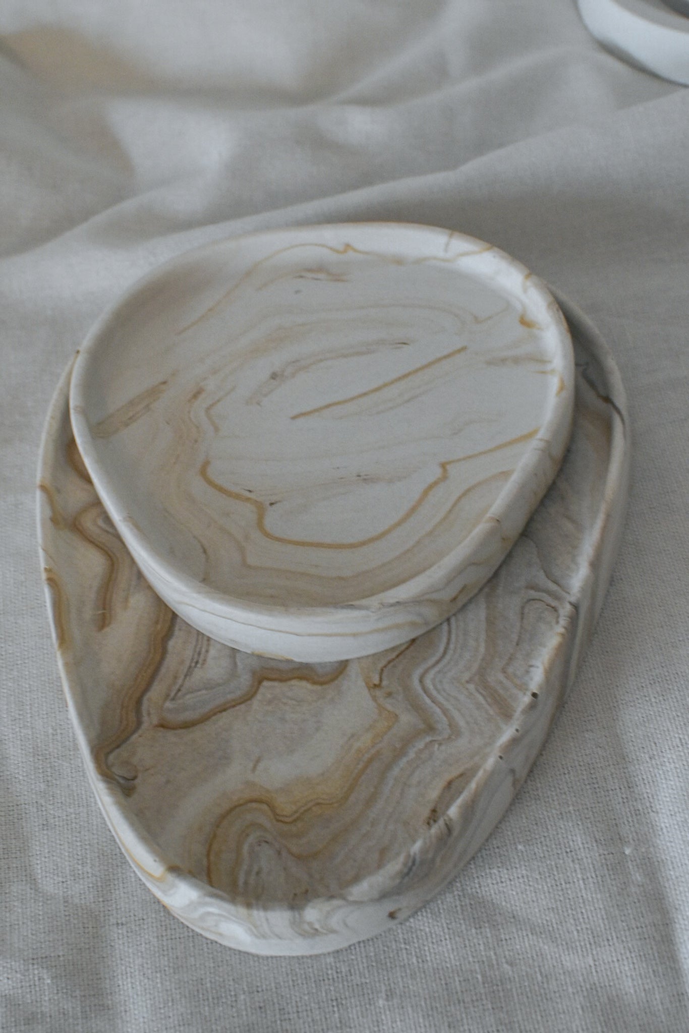 Beiger Marble-Effekt im handgegossenen Jesmonite Tablett Größe M