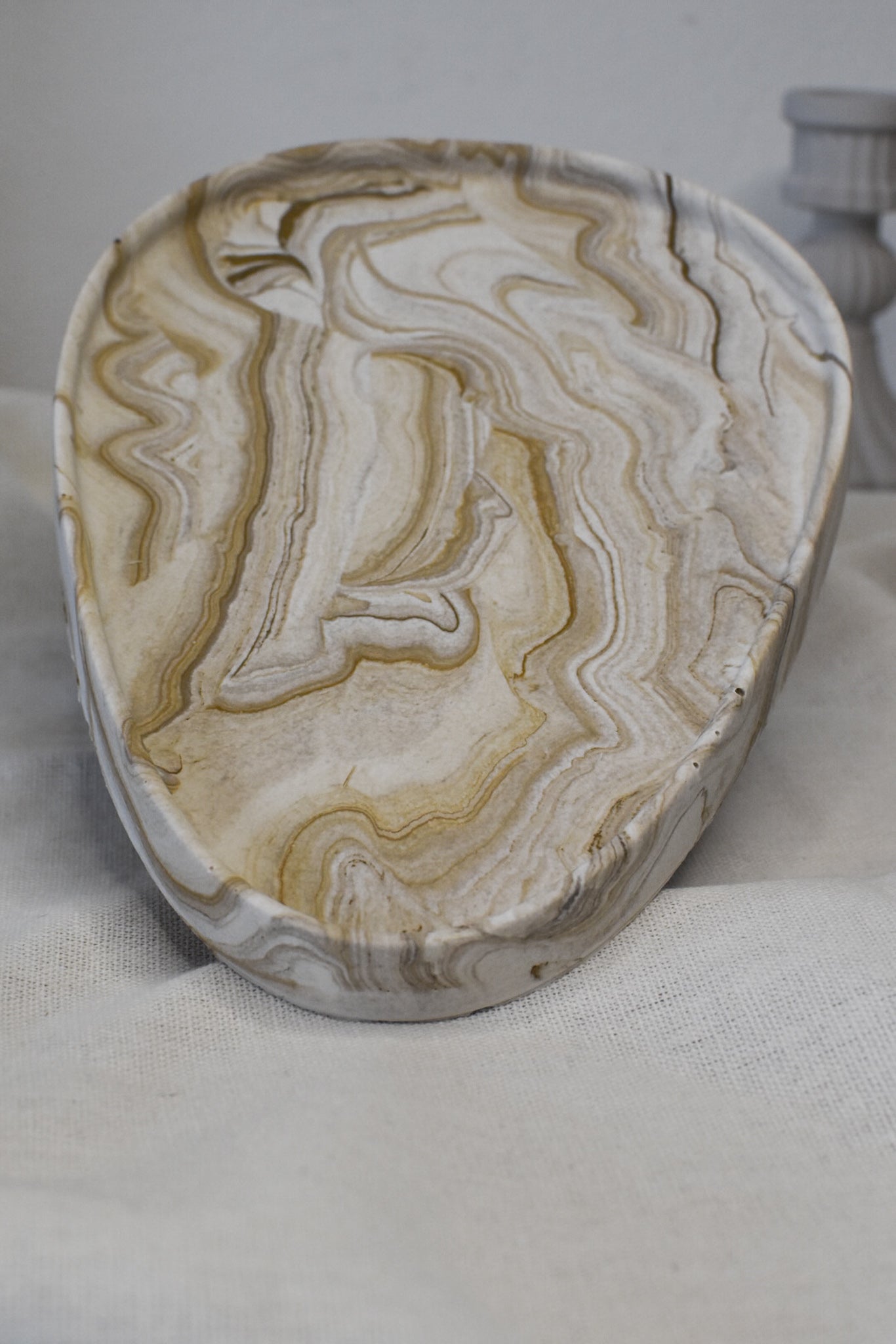 Dekotablett aus Jesmonite  M als moderne Ablage im Wohnraum