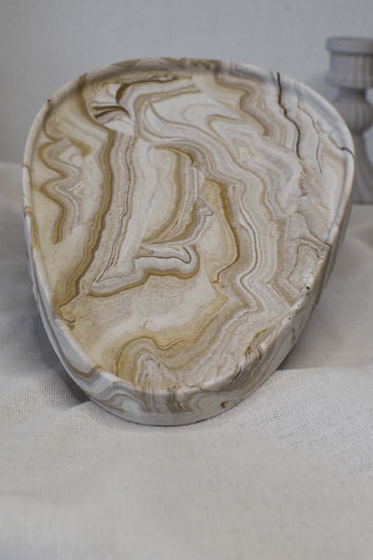 Dekotablett aus Jesmonite  M als moderne Ablage im Wohnraum