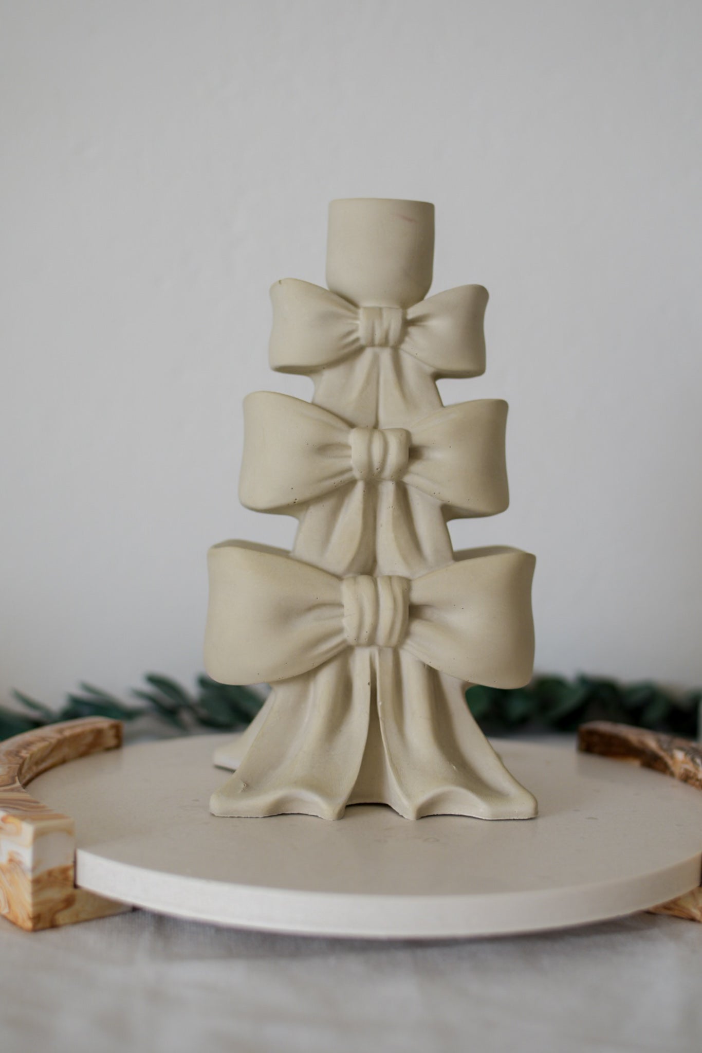 Schleifen-Kerzenständer für Stabkerzen aus Keramikgießpulver