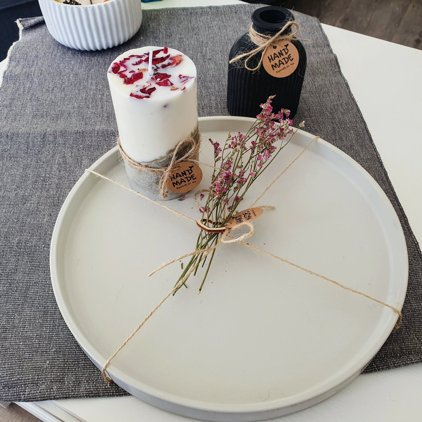 Betontablett im Set mit Betonkerze aus Sojawachs und einer Vase aus Beton in schwarz, alles aus hochwertigem Feinbeton, Beton-Deko aus Designbeton als Geschenkset