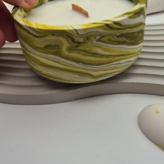 Video von einer Kerzenschale, gefüllt mir veganem Sojawachs und einem knisternden Holzdocht. Deko aus Jesmonite