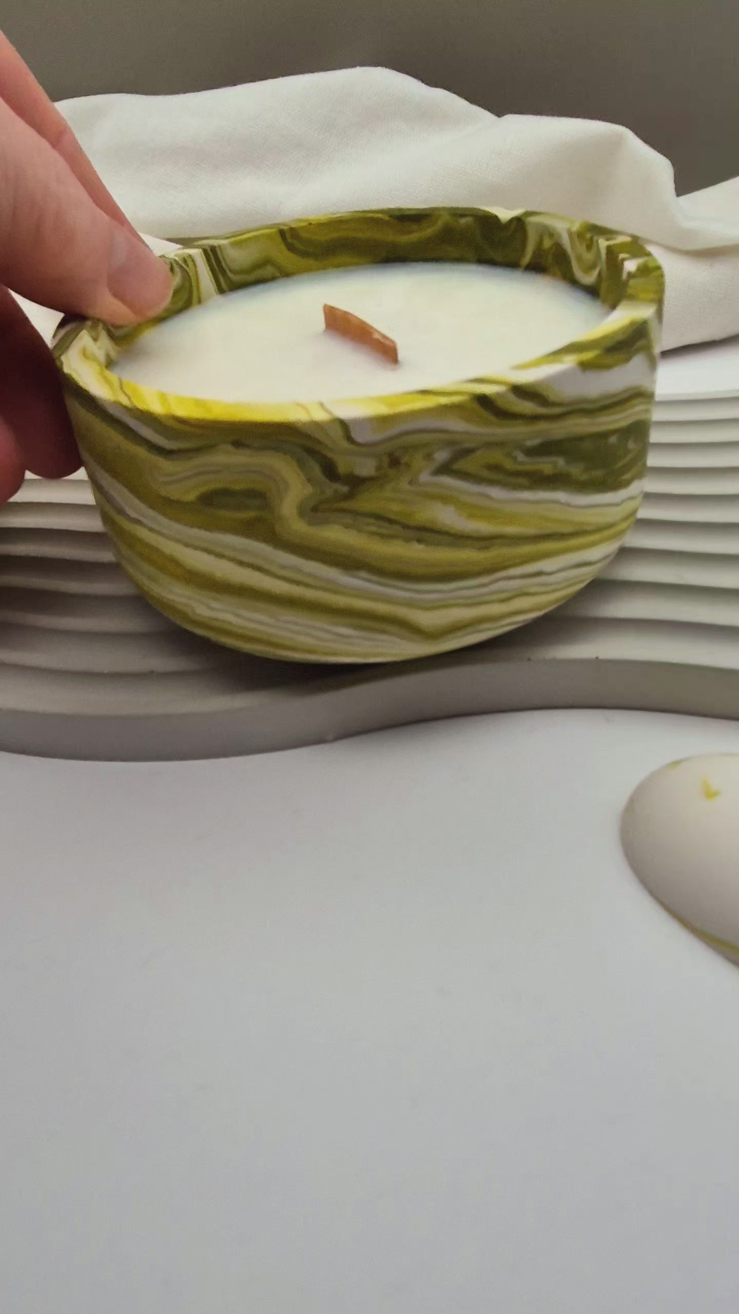 Video von einer Kerzenschale, gefüllt mir veganem Sojawachs und einem knisternden Holzdocht. Deko aus Jesmonite