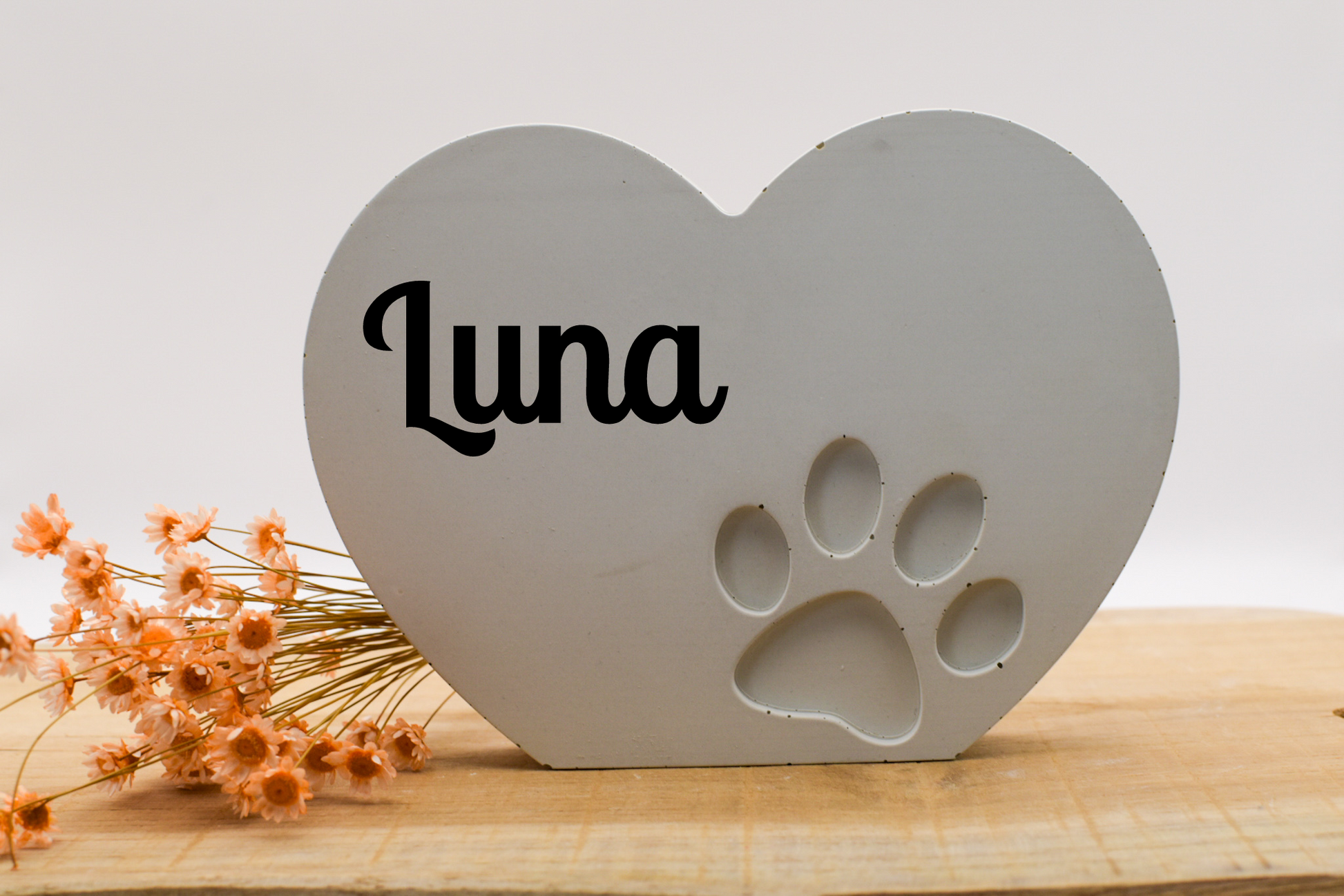Herz aus Beton mit Pfote, Name und Datum – personalisierte Tiergedenkdeko, Andenken an Hund oder Katze
