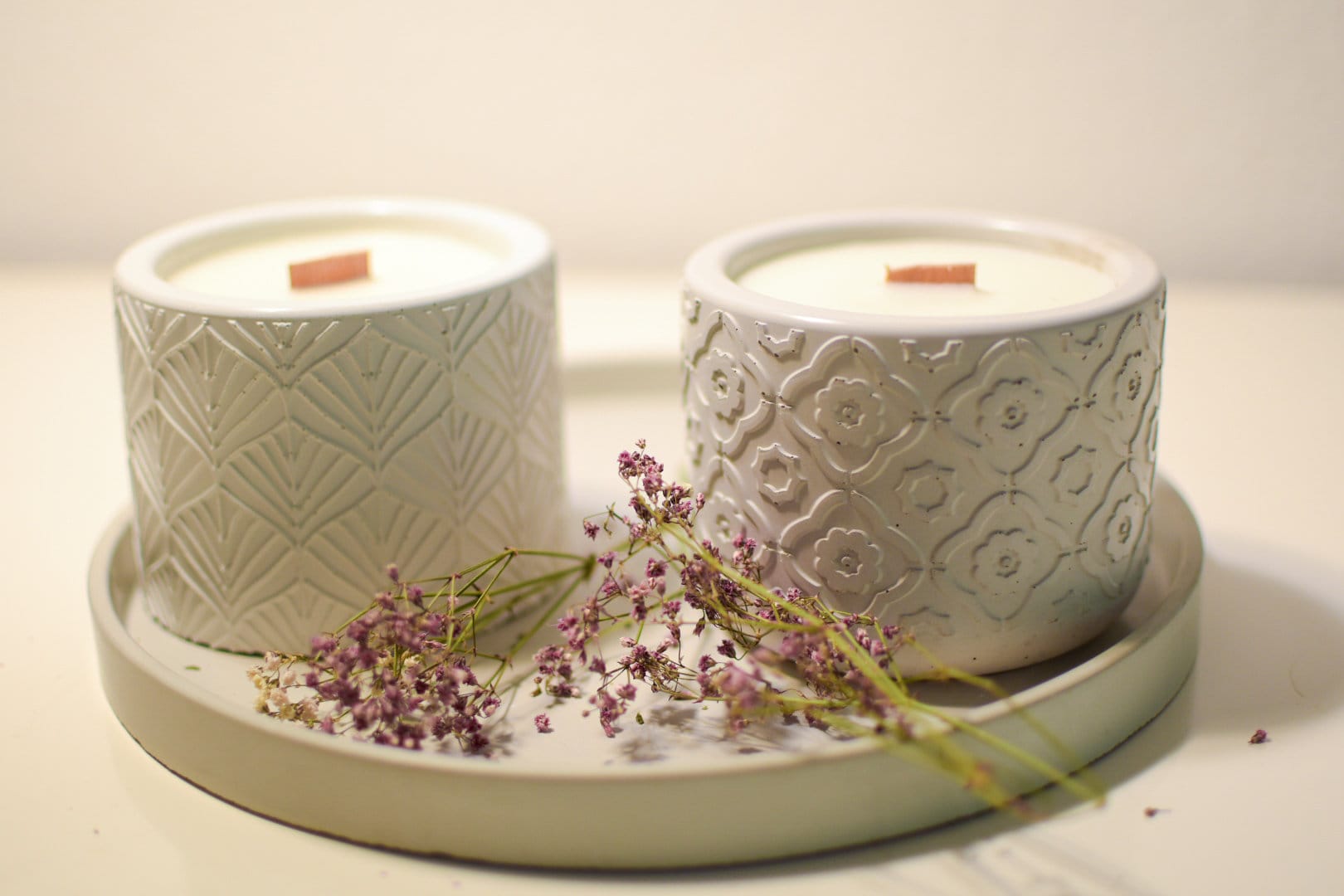 Alt-Text: Große handgegossene Betonkerze mit natürlichem Sojawachs und ruhigem Design – stilvolle Deko für Wohnzimmer, Schlafzimmer oder Meditationsraum