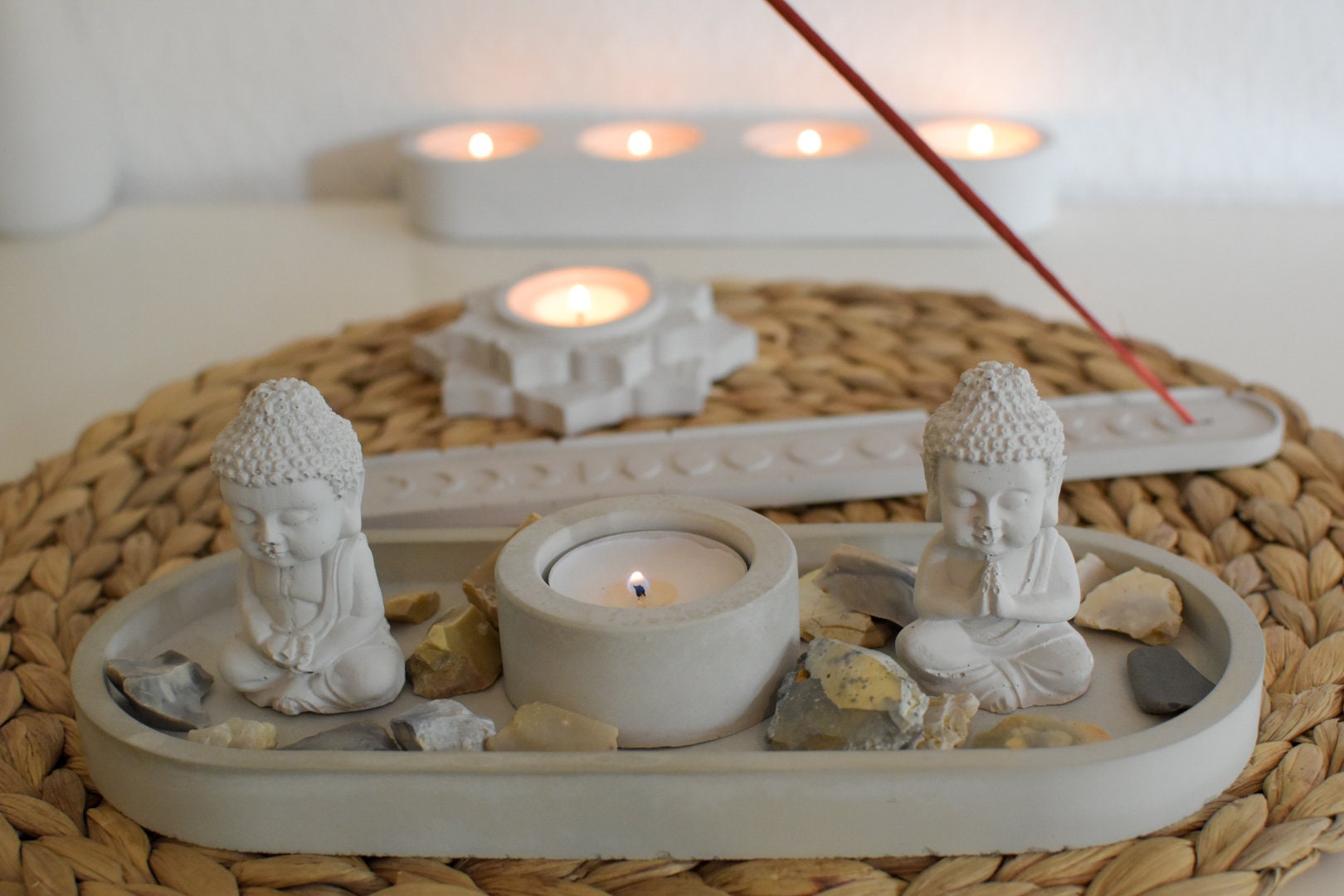 Buddha Deko-Set aus edlem Feinbeton in Eisgrau auf ovalem Tablett mit Teelichthalter – moderne Meditationsecke für Achtsamkeit und Entspannung zuhause.