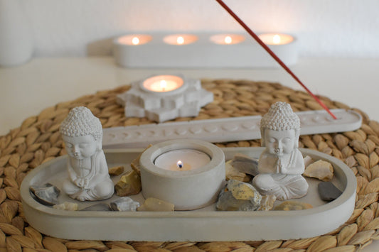Buddha Deko-Set aus edlem Feinbeton in Eisgrau auf ovalem Tablett mit Teelichthalter – moderne Meditationsecke für Achtsamkeit und Entspannung zuhause.