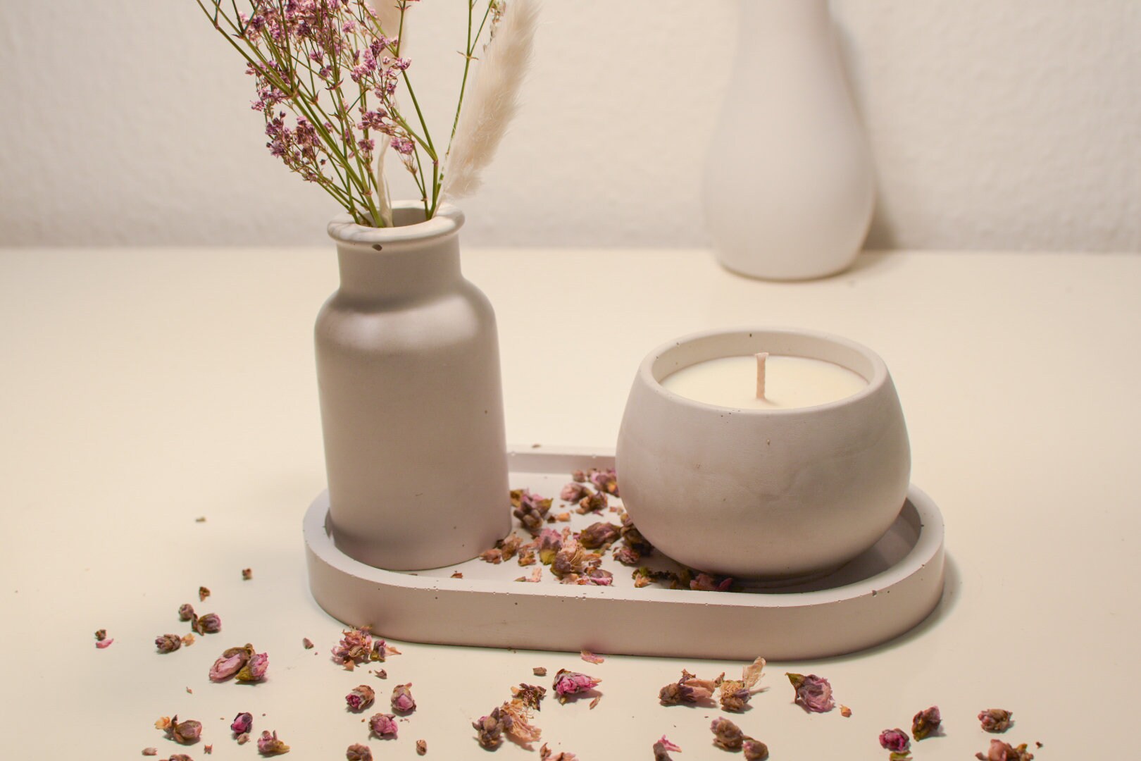 Kleine Designkerze aus Beton mit natürlichem Docht – ideal für minimalistische Beton Deko