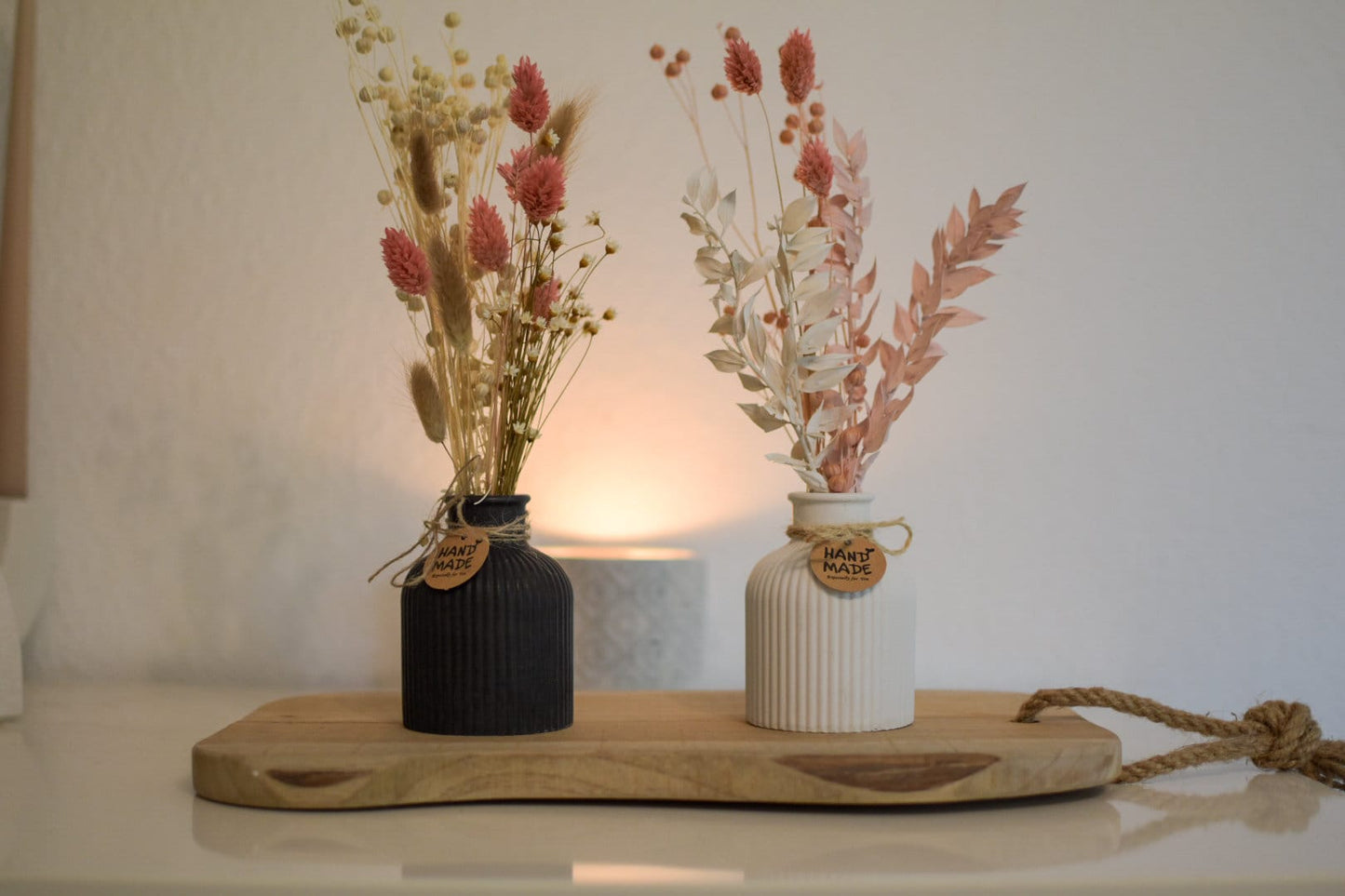 Skandinavische Wohninspiration mit Vase und Gräsern auf hellen Möbeln