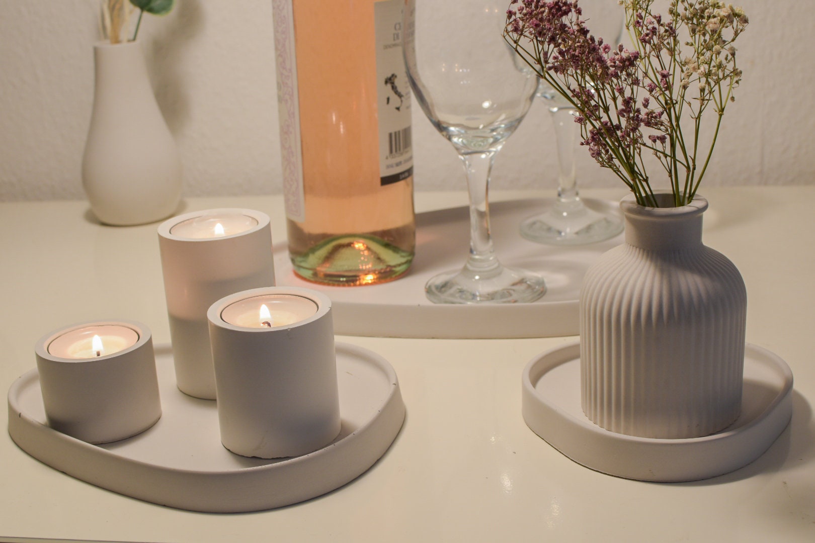 Asymmetrisches 3er Tablett-Set aus versiegeltem Feinbeton in Eisgrau – modernes Wohnaccessoire für Küche, Esstisch oder Sideboard.