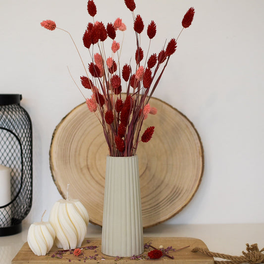 Gerillte Betonvase in konischer Form – handgegossen in Ice-Grau