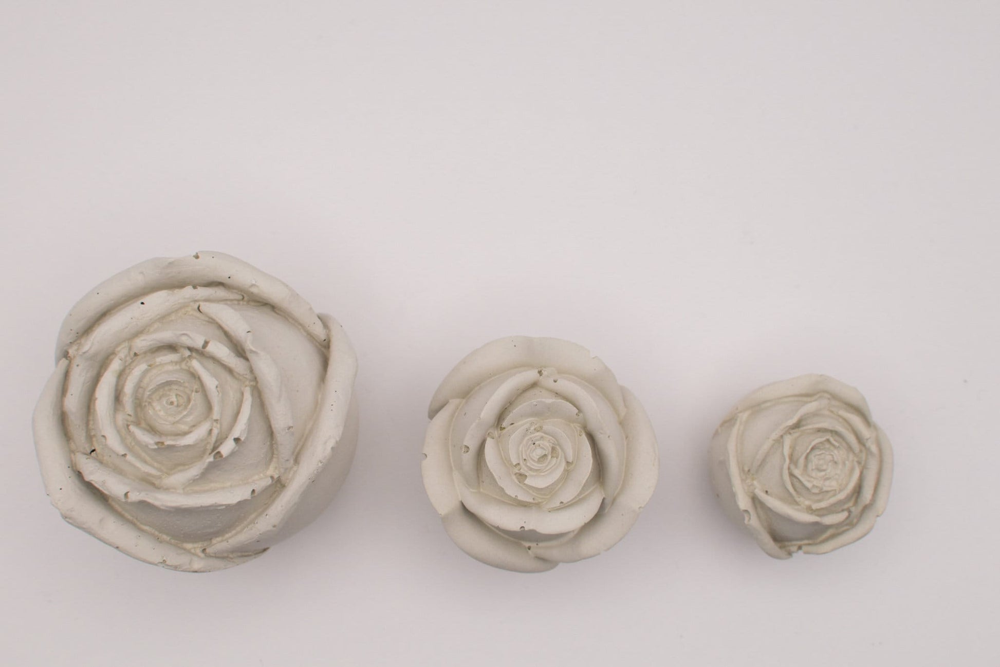 Stilvolle Rosen aus Beton – langlebige, handgefertigte Dekoration für Garten, Tisch oder Hochzeit in 3 unterschiedlichen Größen